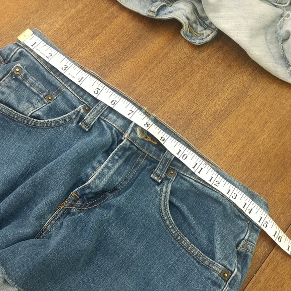 Levi cut off jean shorts. - Picture 4 of 4
